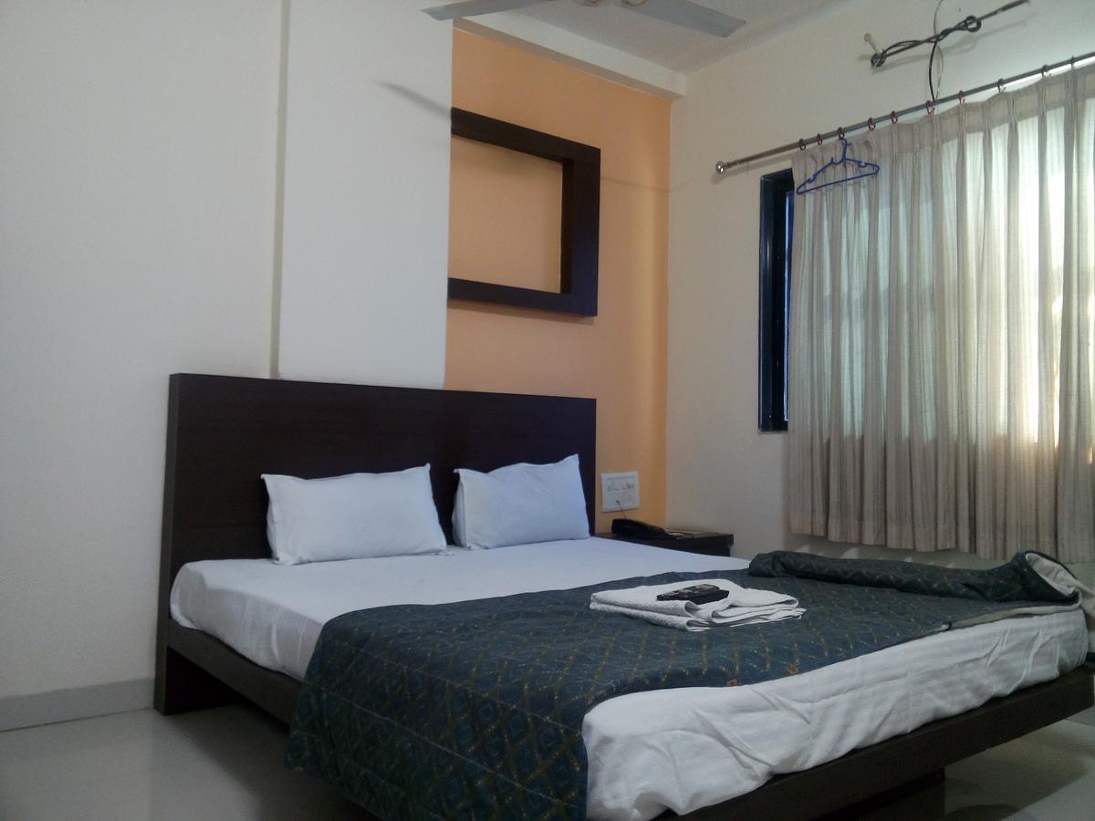 Hotel Parth Executive Lātūr Exterior foto